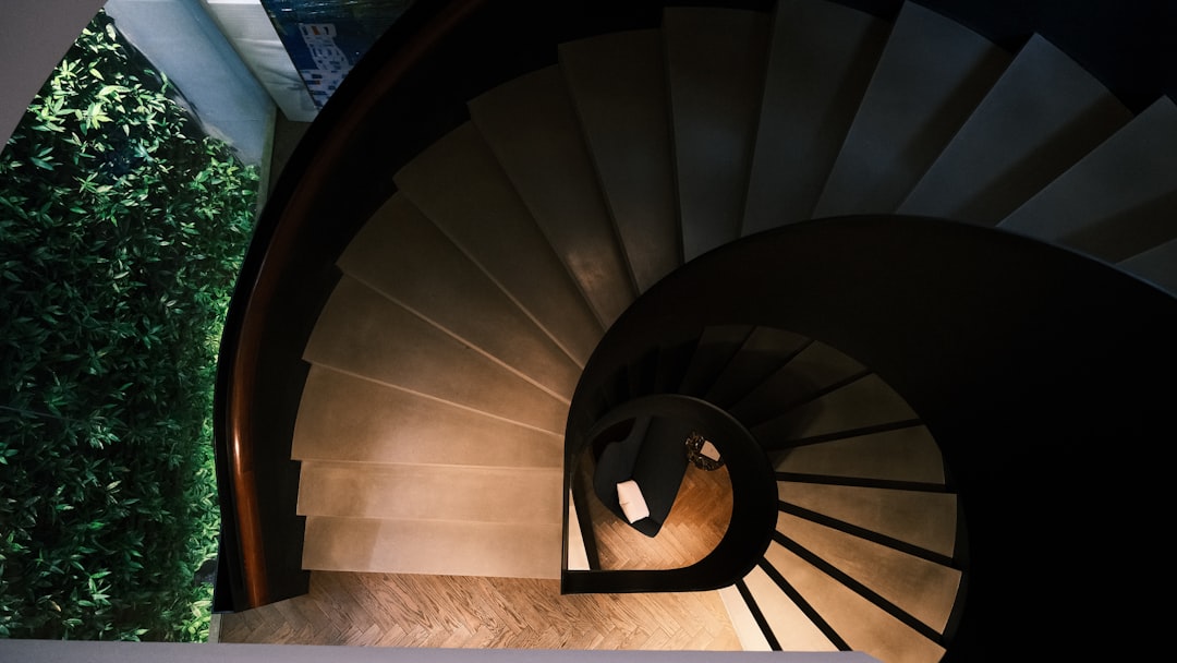 Bir kişi merdivenleri tırmanıyor, rüya sembolizmi görseli