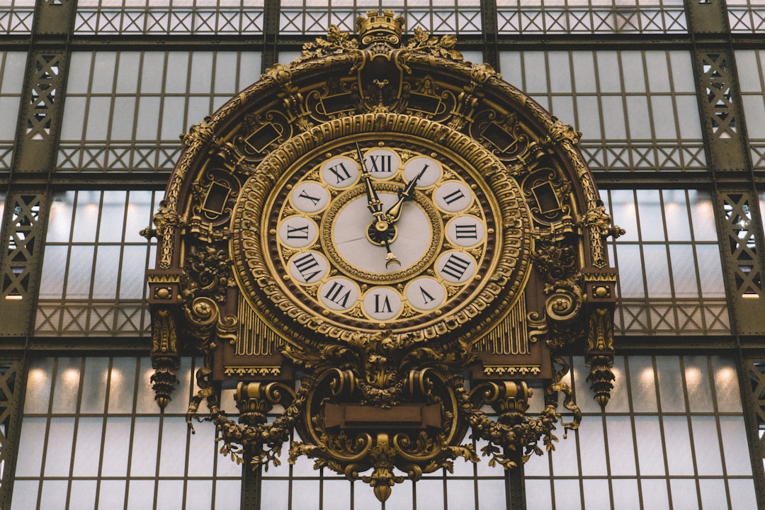 Bir kişi rüyasında saat gördüğünde zaman ve ritmi düşündüğü görsel