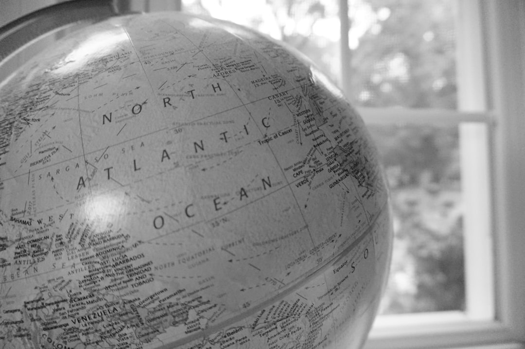 Bir kişi yabancı dil notlarıyla çalışırken rüya temasını çağrıştıran bir sahne