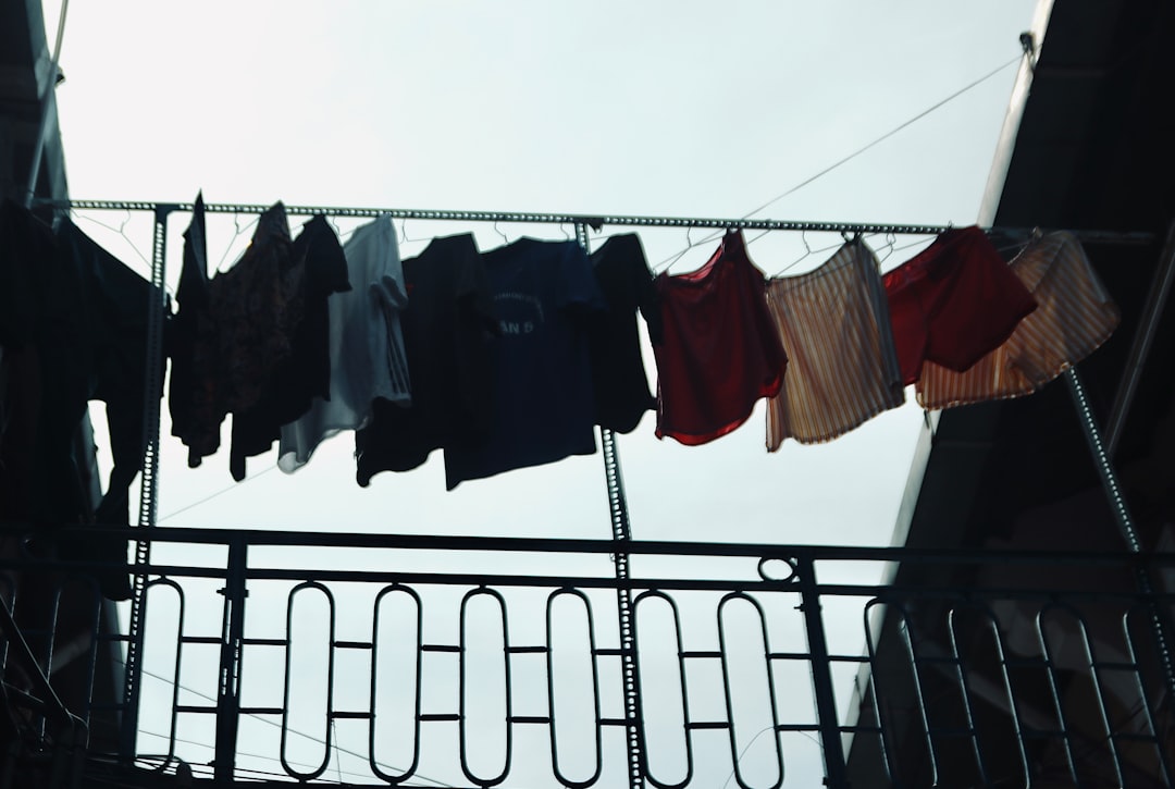 Bir kişinin rüyasında çamaşır asmasıyla duygusal tonlar görülen bir sahne