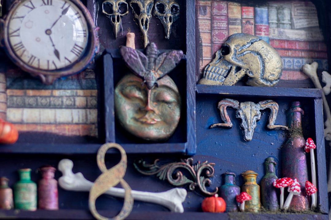 Bir kişinin rüyasında eski eşyaları atarken gördüğü sembolik sahne