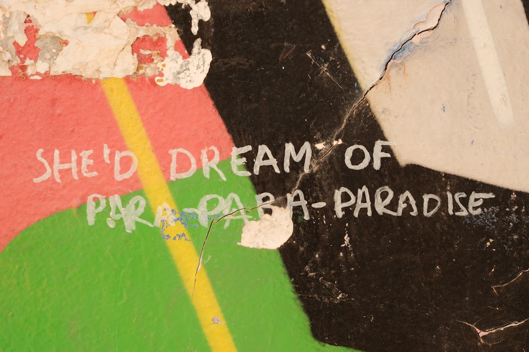 Bir kişinin yatakta rüya içinde rüya gördüğünü gösteren görsel