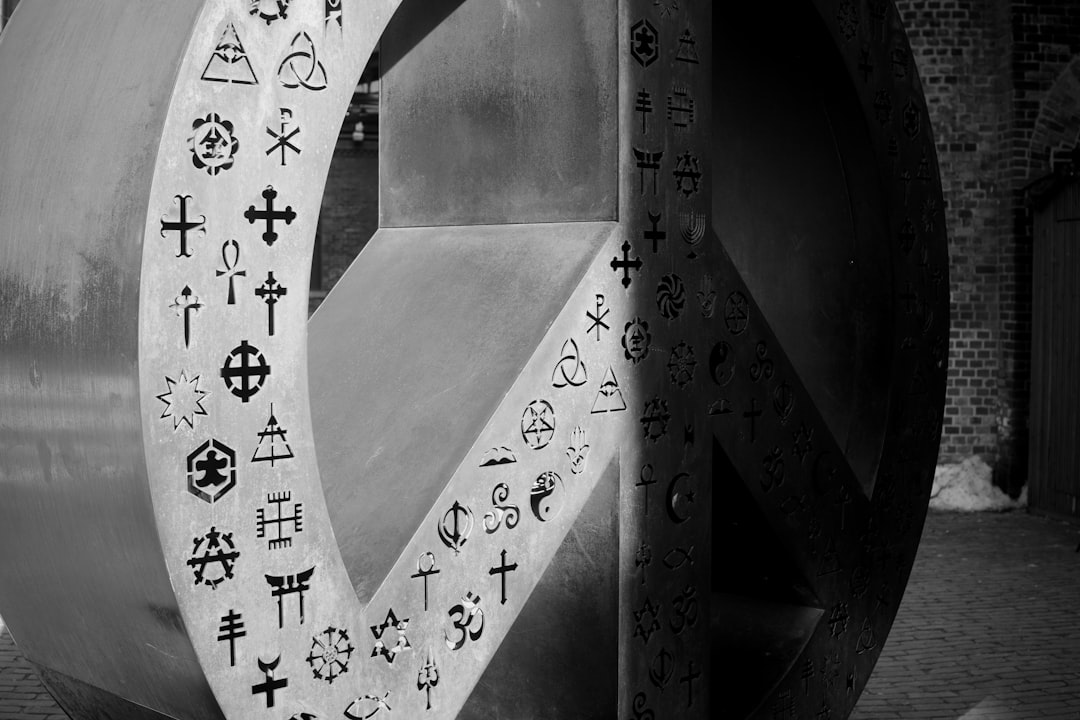 Bir rüya tabirleri kolajı, semboller ve içsel yolculuğu temsil eden görsel