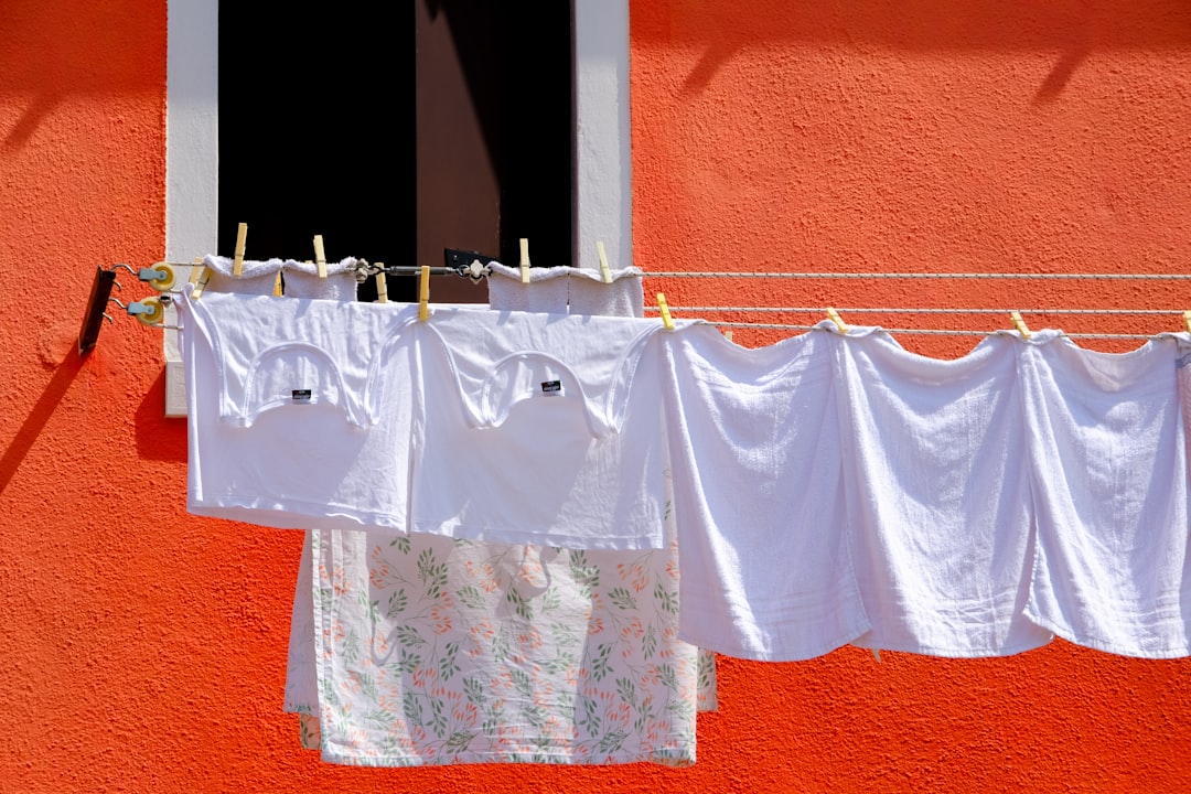 Birinin rüyasında çamaşır yıkarken veya temizlerken görünen sembolleri temsil eden net bir görsel