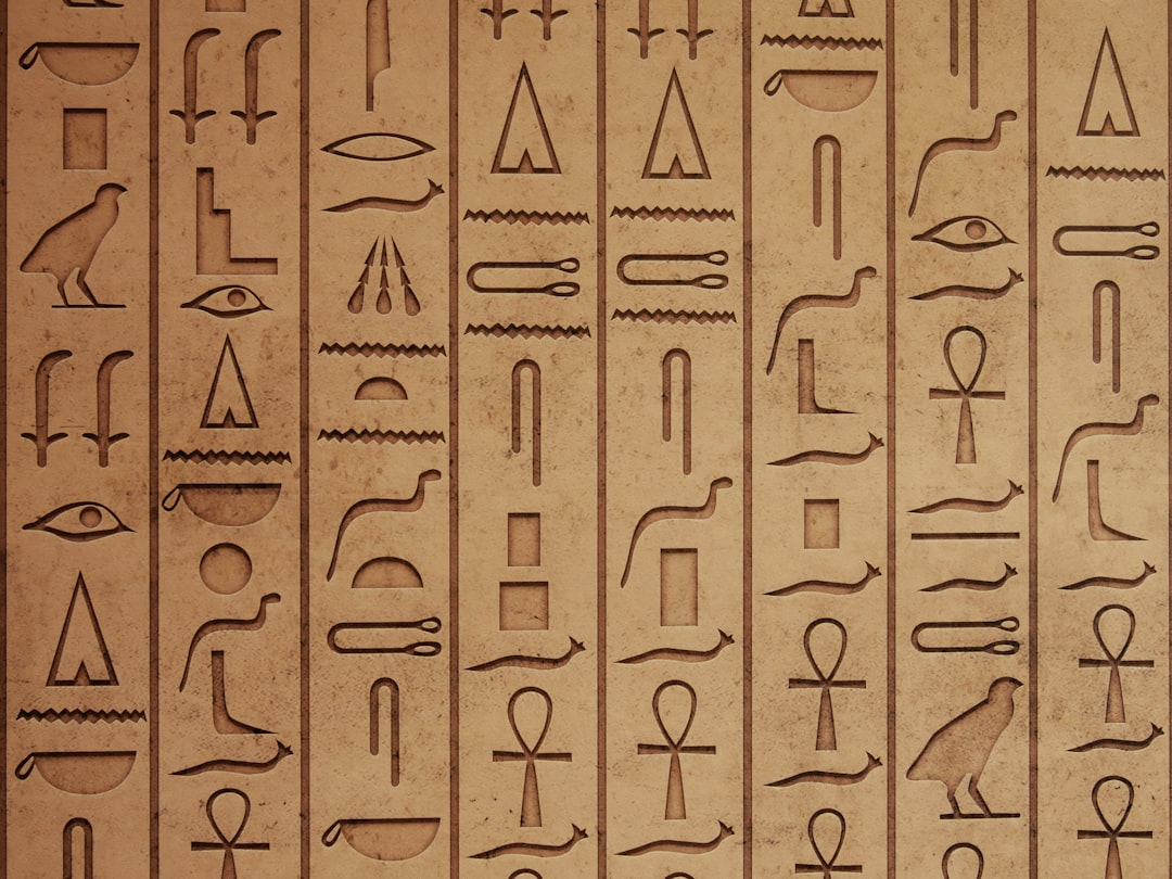 Cenaze rüyasının sembollerini gösteren karşılaştırmalı tablo, çeşitli nefes alma ve duygusal tonlarıyla