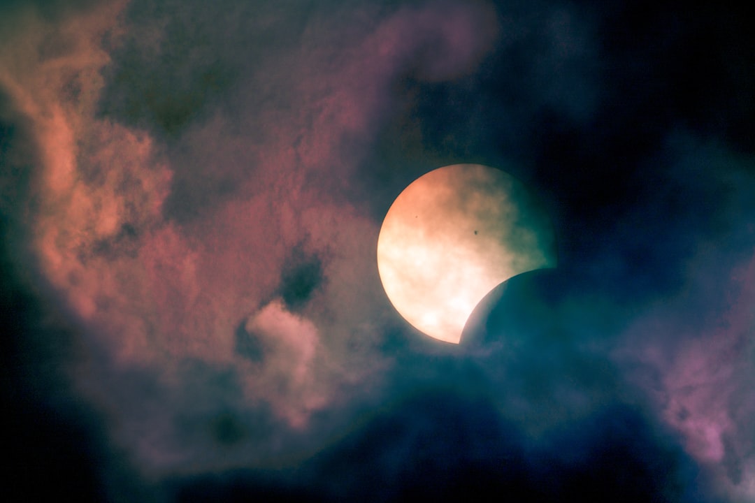 Gece gökyüzünde ay tutulmasını betimleyen rüya tabiri için görsel