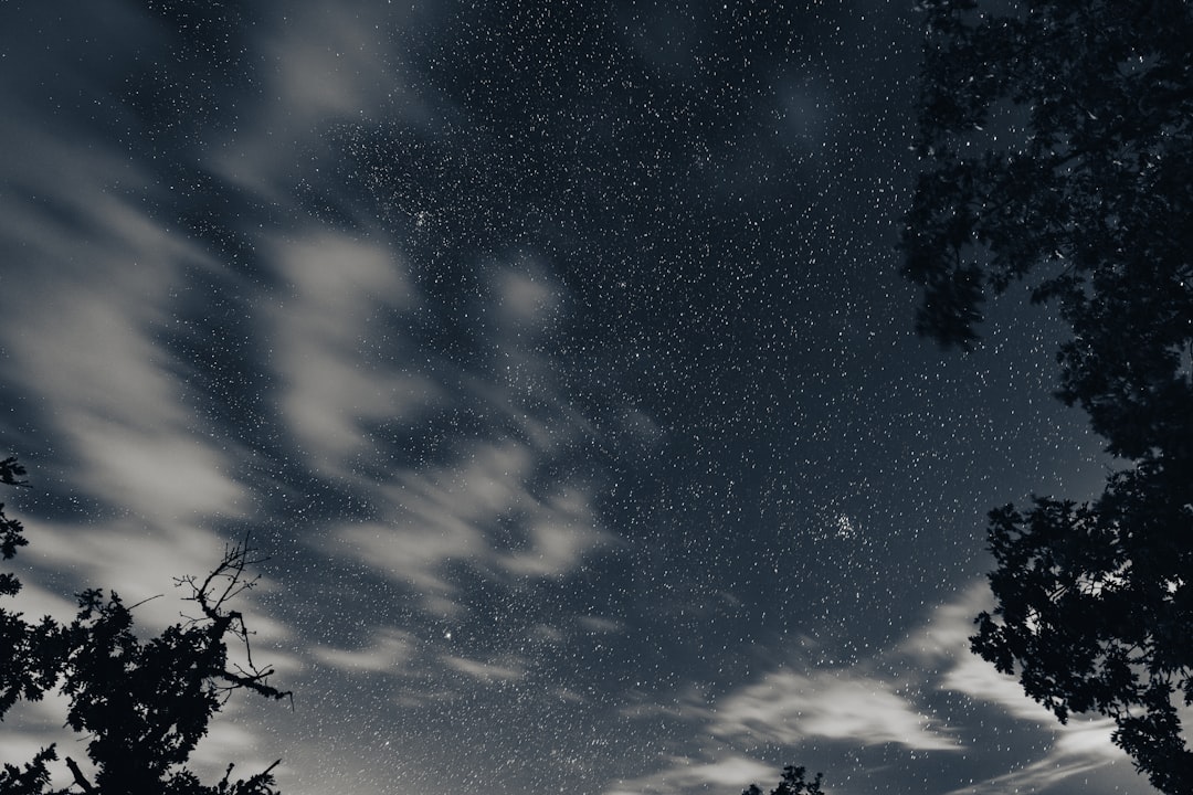 Gece gökyüzünde yalnızlığı ve içsel yolculuğu simgeleyen görsel