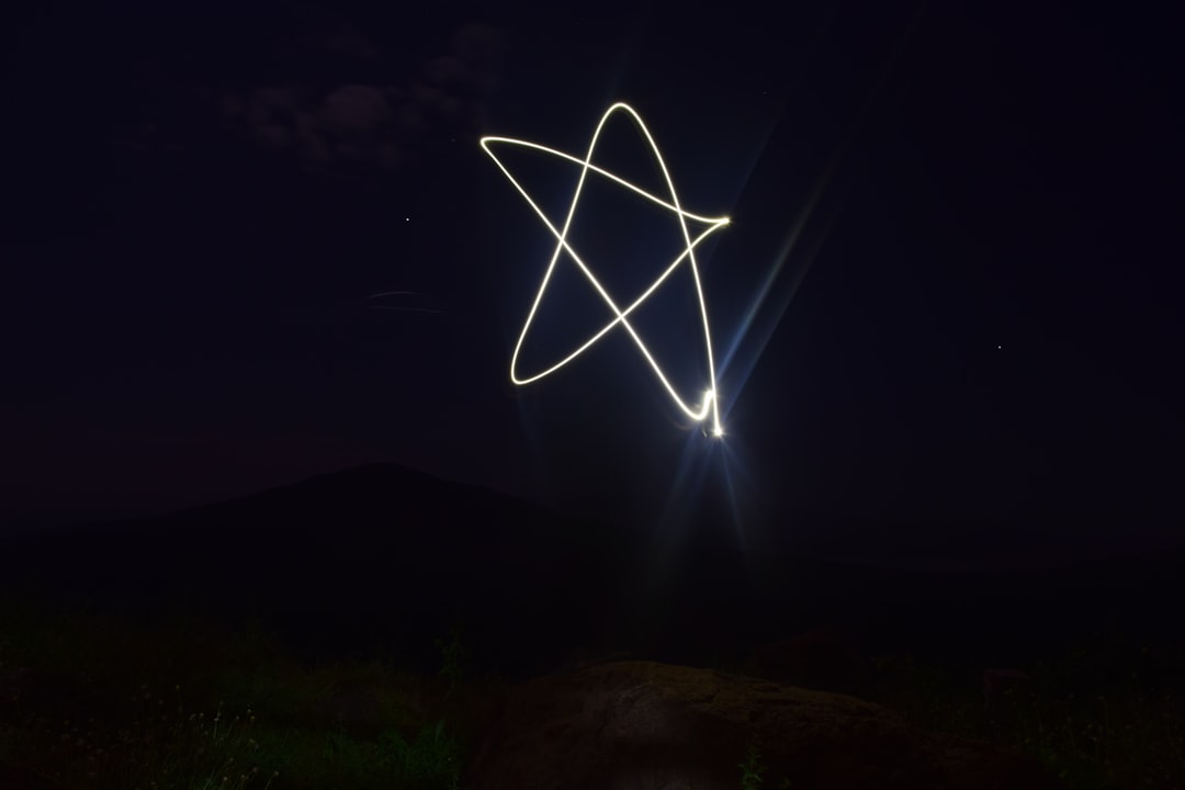 Gece gökyüzünde yıldız gören kişinin rüya tabiri için görsel açıklama