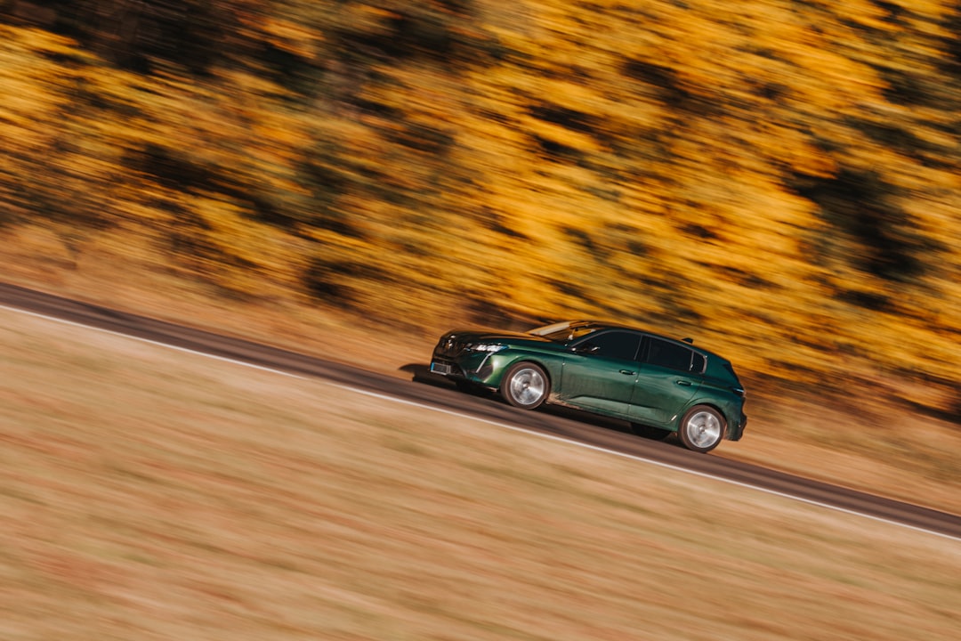 Hızla ilerleyen araba yorumu görseli, rüya konusuna vurgu yapan bir sahne