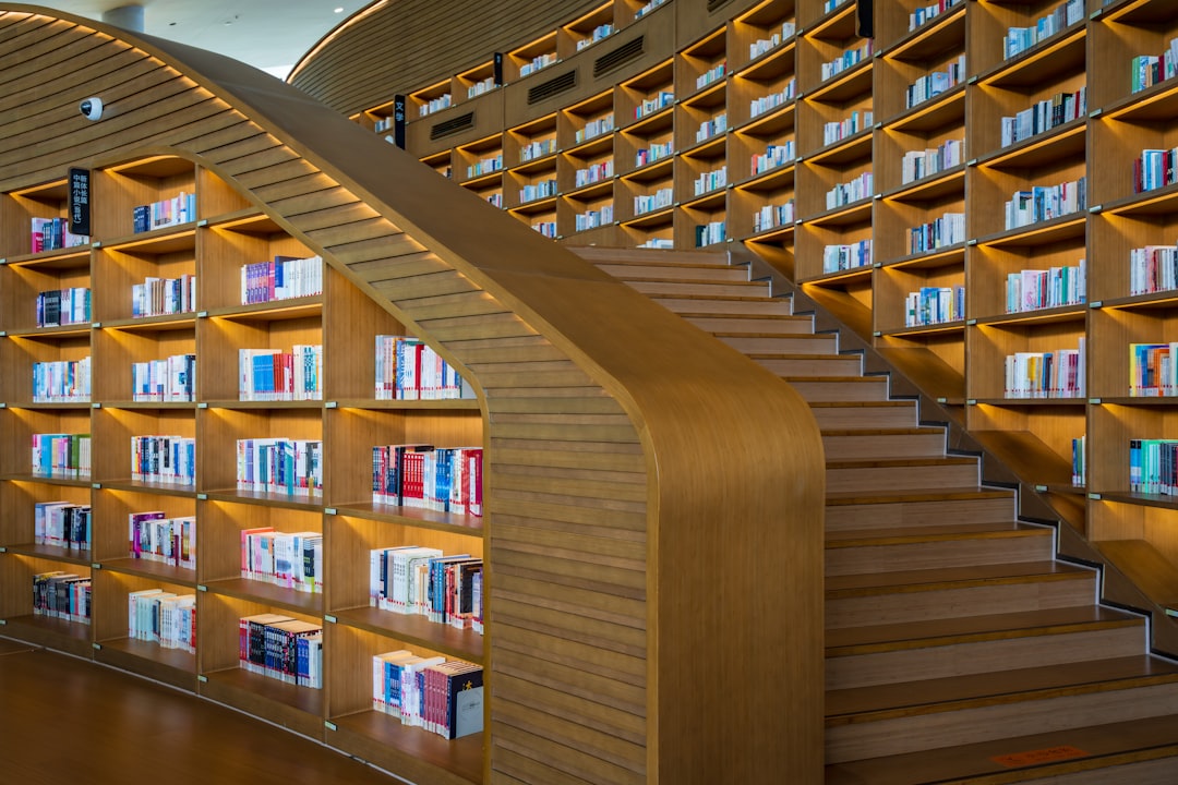 Kütüphane iç mekanında raflar ve çalışma alanını gösteren görsel