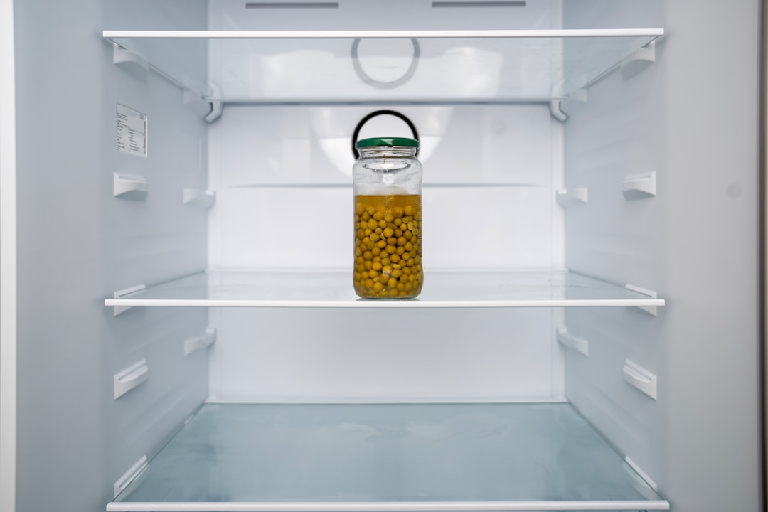 Mutfakta boş buzdolabının içinin görüldüğü bir kare, evde eksiklik hissini simgeleyen sahne