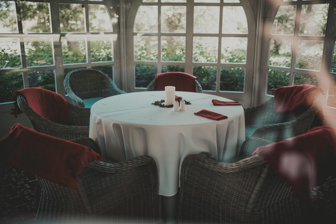 Rüya görürken masa önünde bulunan kişiyi betimleyen görsel