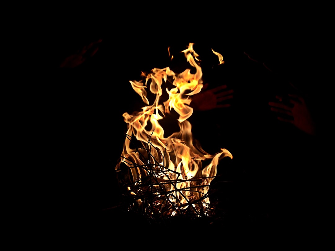 Rüya sembolü olarak yangın temalı soyut görsel açıklaması