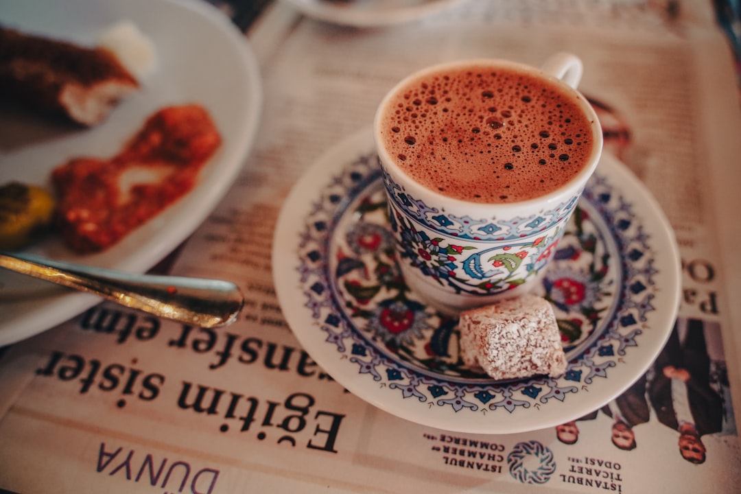 Rüya tabirinde kahve fincanı ve semboller görseli