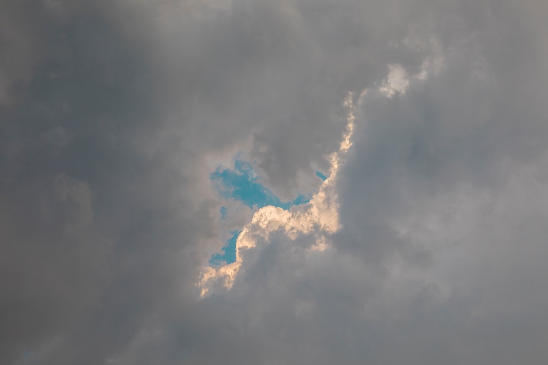 Rüya tabirlerinde bulut sembolünü gösteren sakin ve çarpıcı görsel