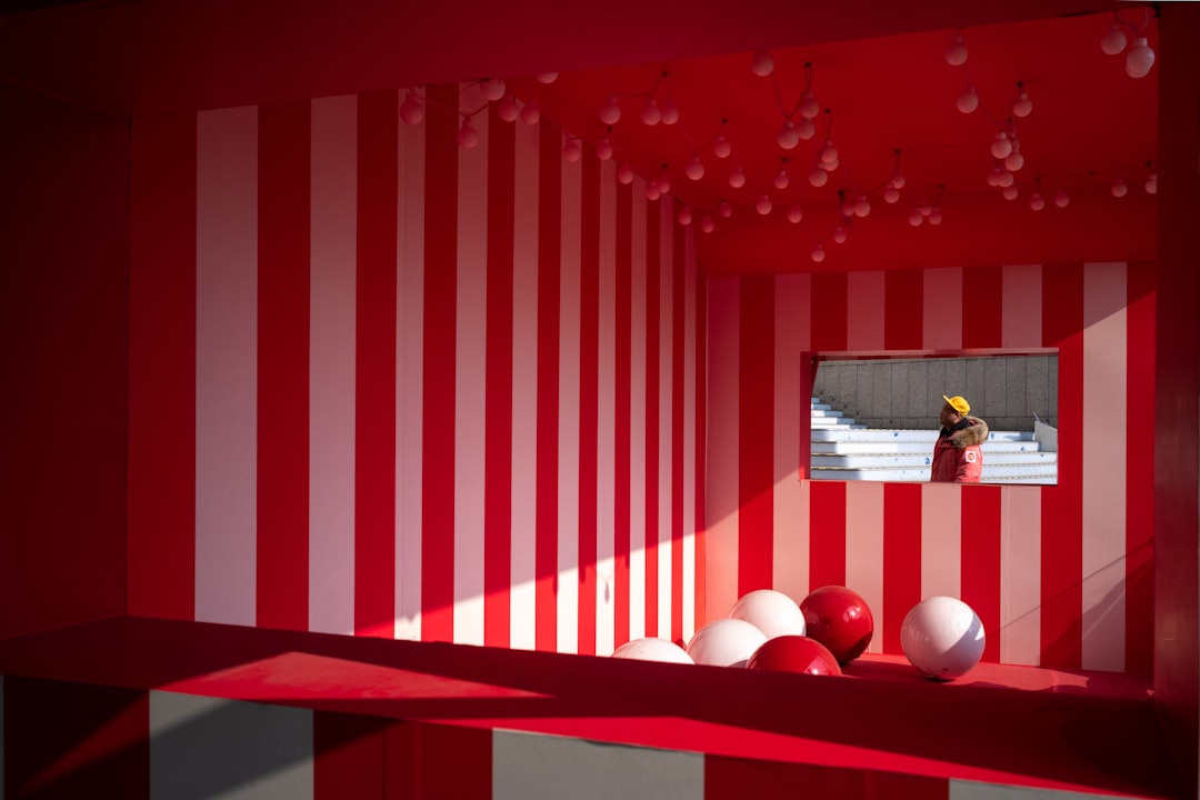 Rüya temalı görselde palyaço maskesi ve sahne arka planı