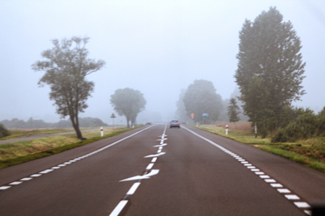Rüya temasını temsil eden yol ve yolculuk simgelerini içeren bir illüstrasyon