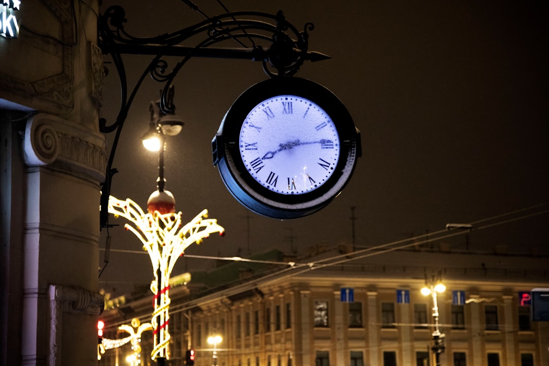 Rüya temasını yansıtan zaman kavramını gösteren soyut saat figürü