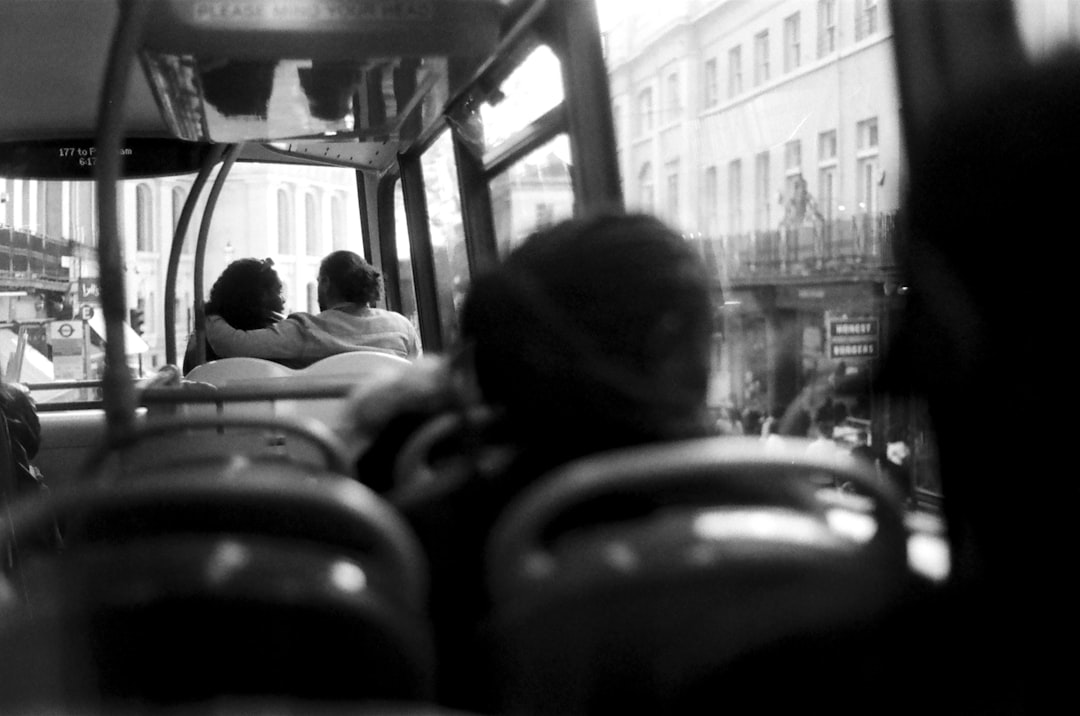 Rüyada Otobüs Görmek: Anlamı ve Yolculuk İçgörüleri