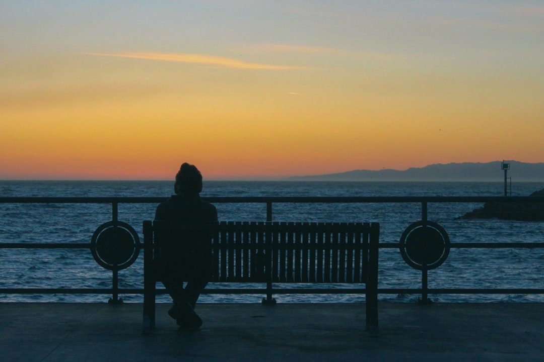 Rüyada Yolda Yalnız Kalmak: Bağlam ve Duygusal Tonlarla Tabirler