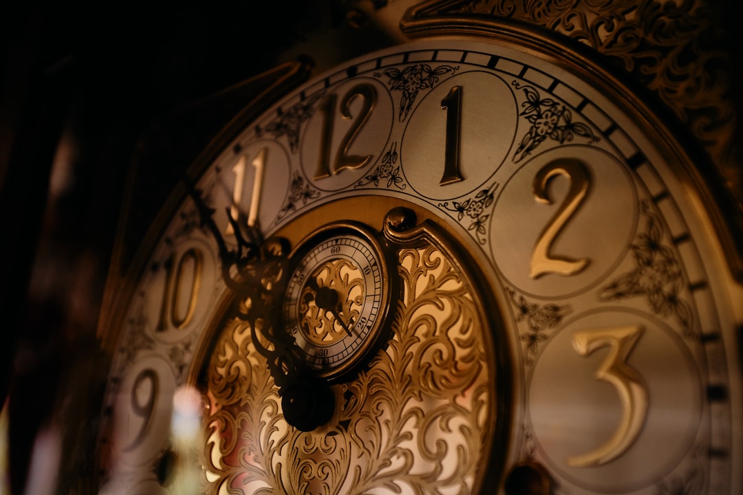 Rüyada Zamanı Geri Sarma: Ne Anlama Gelir ve Dersler