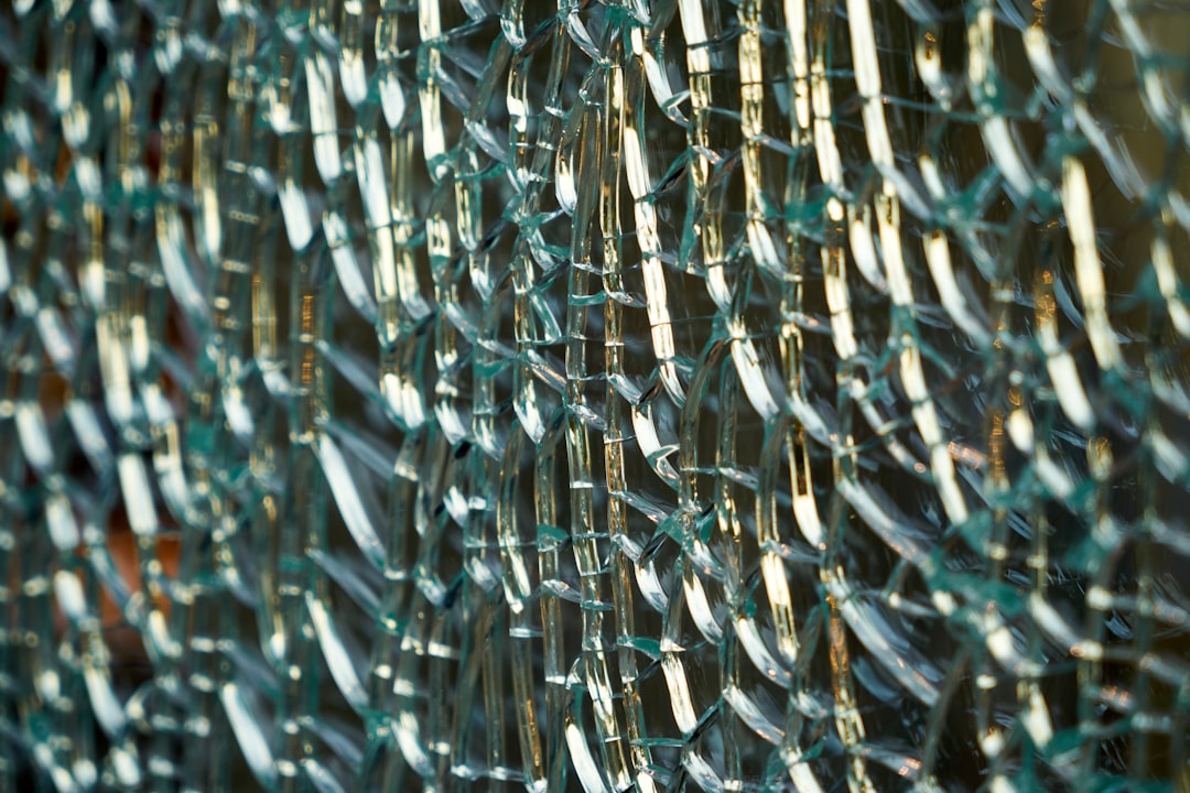 Rüyada cam kırılması anını betimleyen görselde kırık cam parçaları görüldüğü tablonun yakın planı