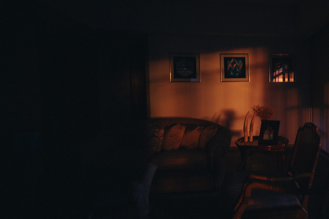 Rüyada evde yalnız kalınan sahneyi yansıtan boş oturma odası görüntüsü