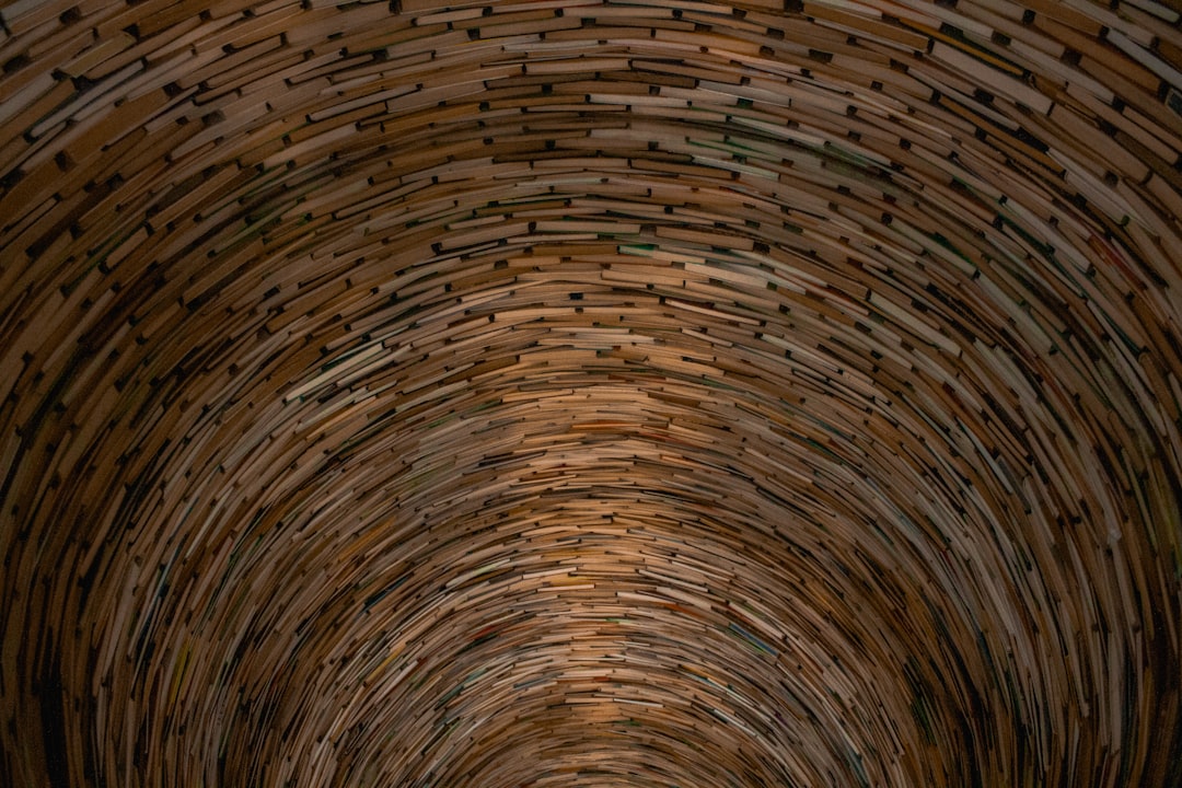 Rüyada kütüphane ve dijitalleşmeyi simgeleyen sembolleri gösteren sahne