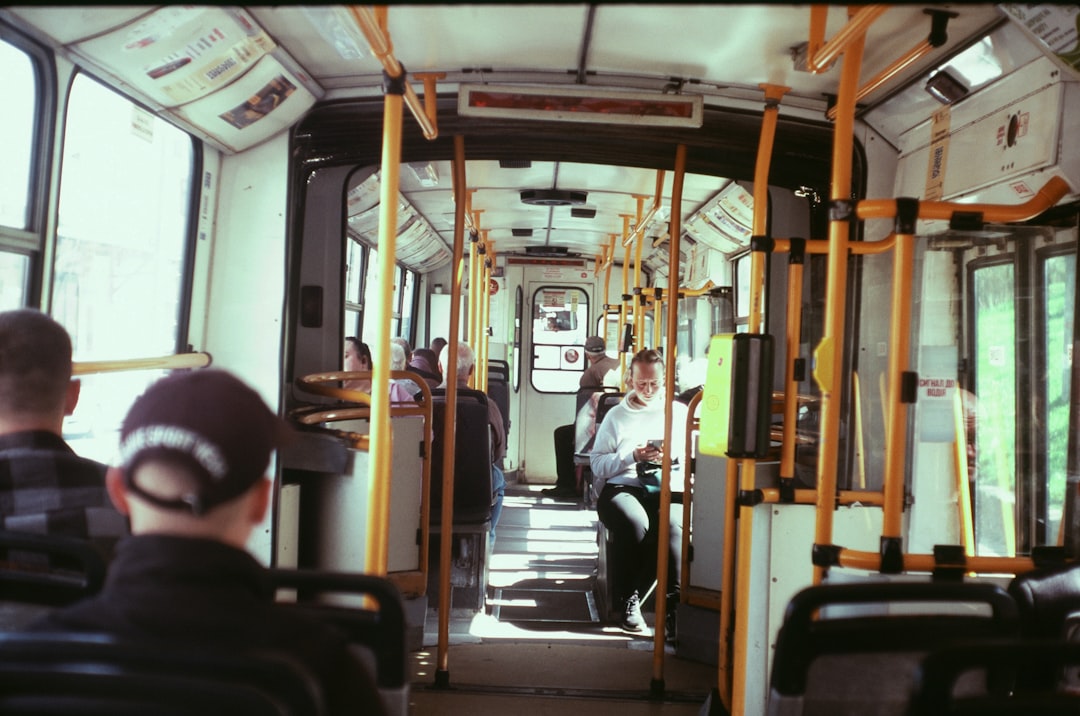 Rüyada otobüste yolculuk eden kişiyi gösteren sahne