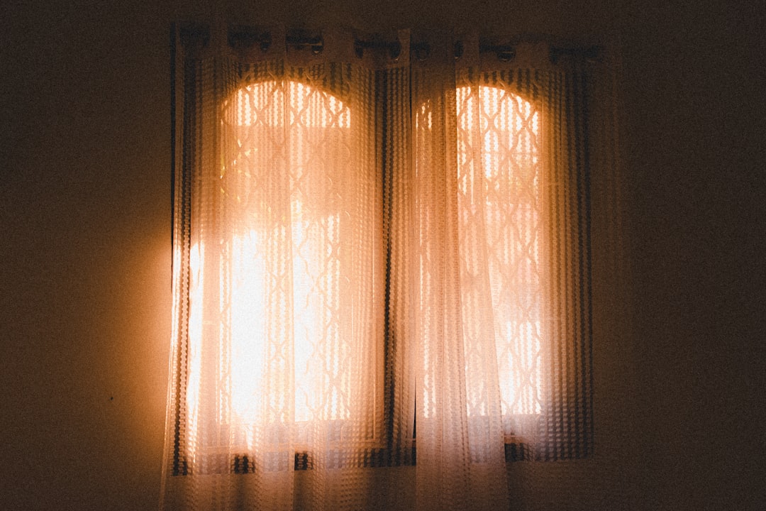 Rüyada perde görmek ne anlama gelir: ışık ve mahremiyet