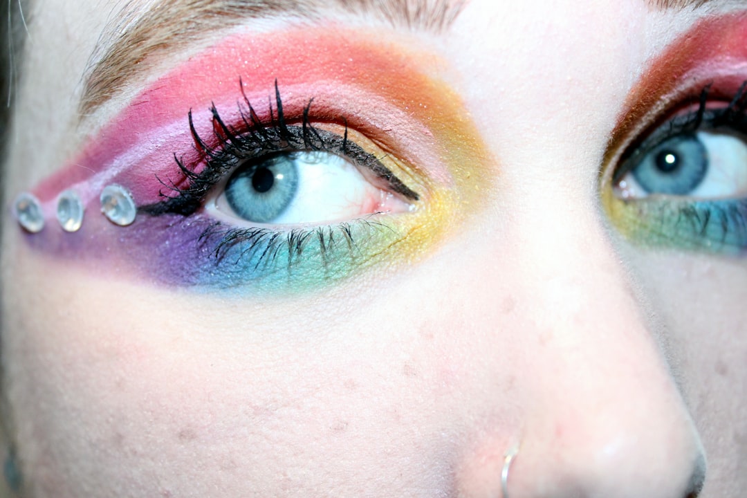 Rüyada renkli makyaj görünümlü yüz tasviri, renklerin duygusal anlamlarını simgeler
