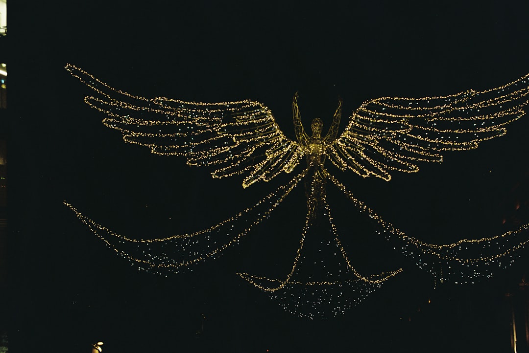 Yumuşak ışıkta melek gördüğünü gösteren rüya sahnesi