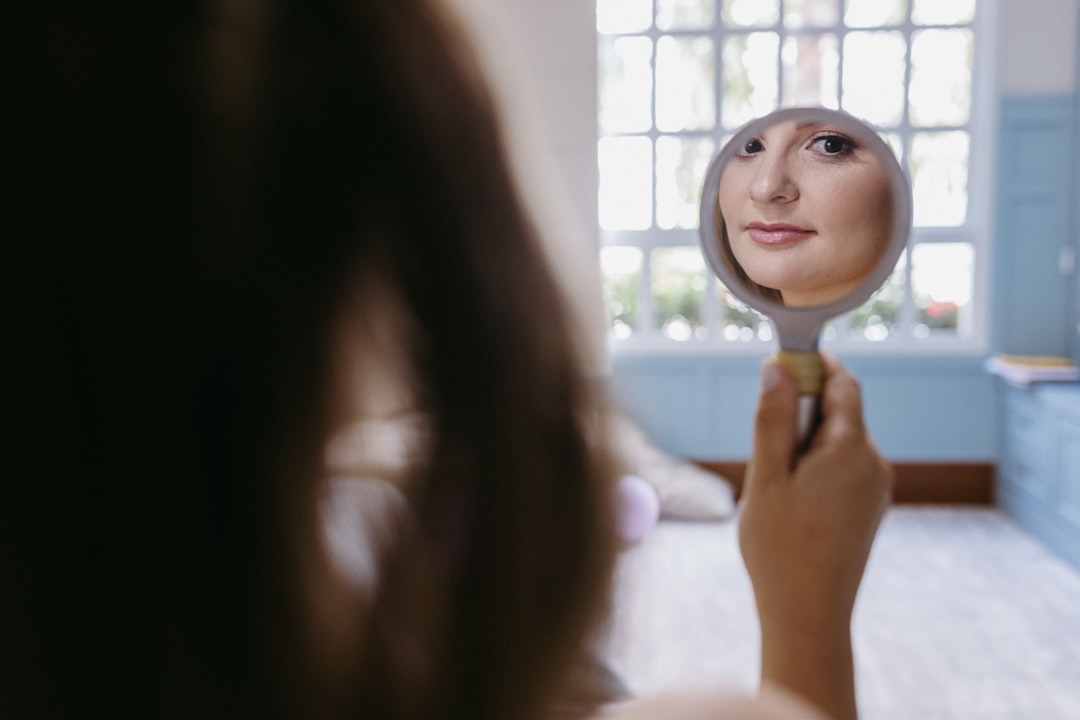 Bir kişinin aynaya bakıp rüyayı düşündüğü anın yakın çekimi