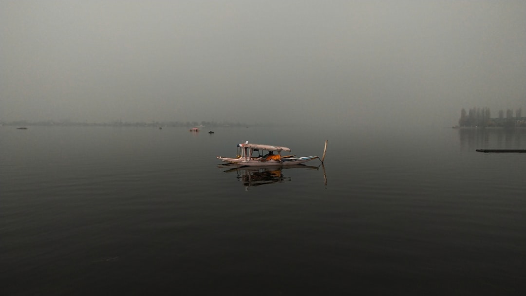 Bir kurak göl kıyısında düşünen ve duyguları üzerinde yoğunlaşan kişi
