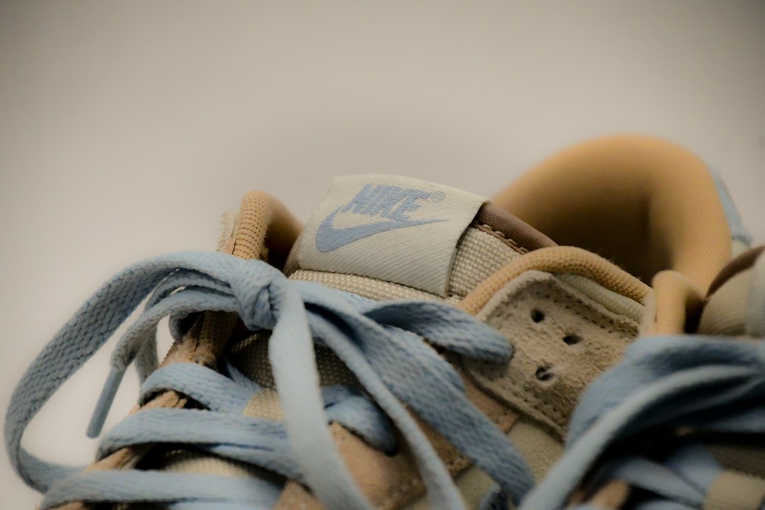 Kopmuş bağcıkları olan ayakkabının yakından görünümü