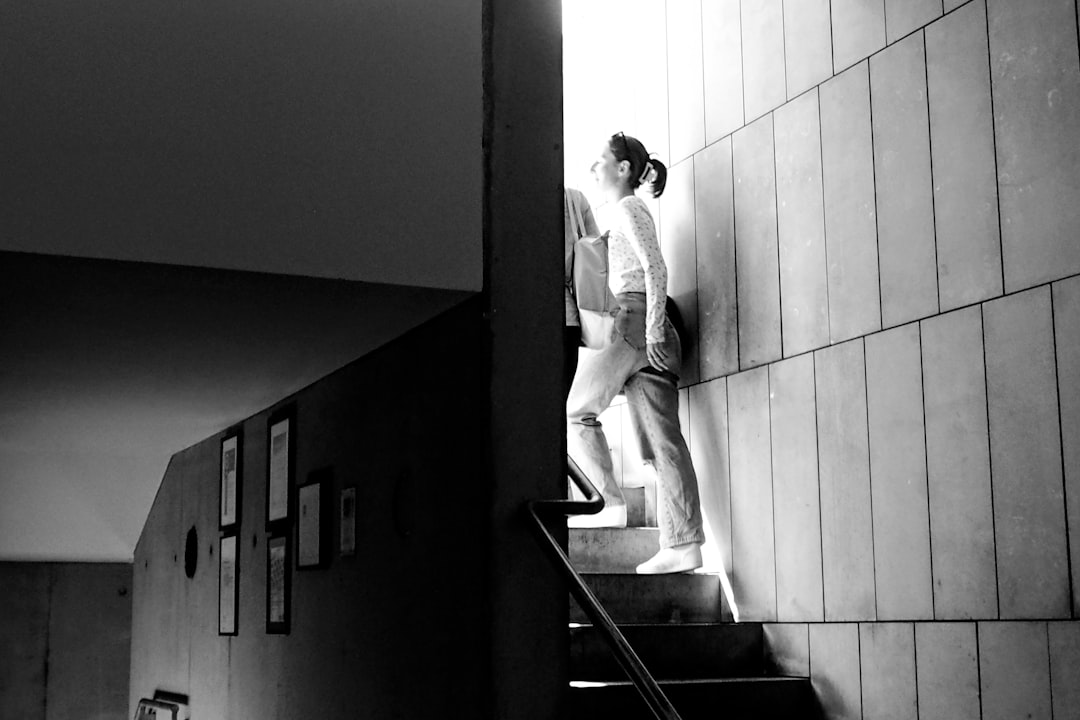 Rüyada Merdiven Çıkmak Ne Anlama Gelir? İçsel Yükseliş Sembolleri