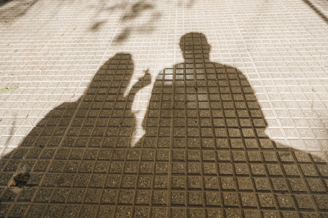 Rüyada gölgeyle konuşan kişinin içsel diyalogunu betimleyen sahne