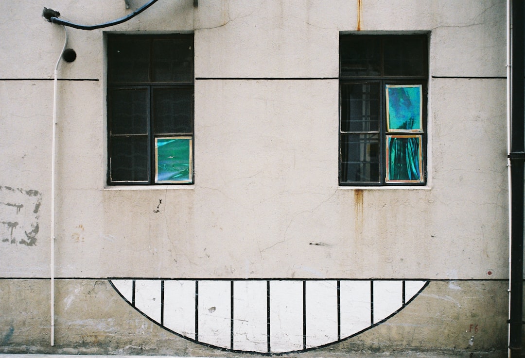 Rüyasında gülümseyen bir kişinin yüz ifadesini gösteren, sabah uyanış anını betimleyen görsel