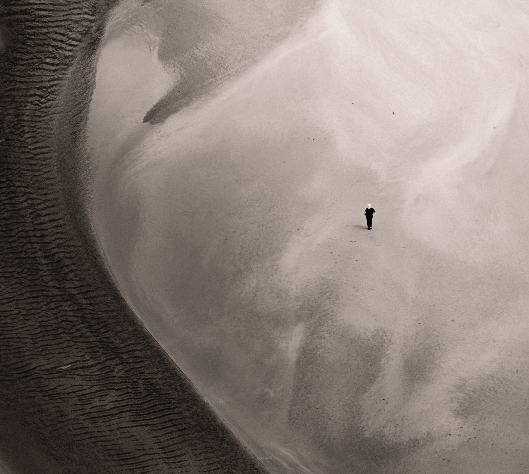 Soyut bir rüya temasını simgeleyen, boşluk ve geçiş hissini görsel olarak gösteren yakın plan