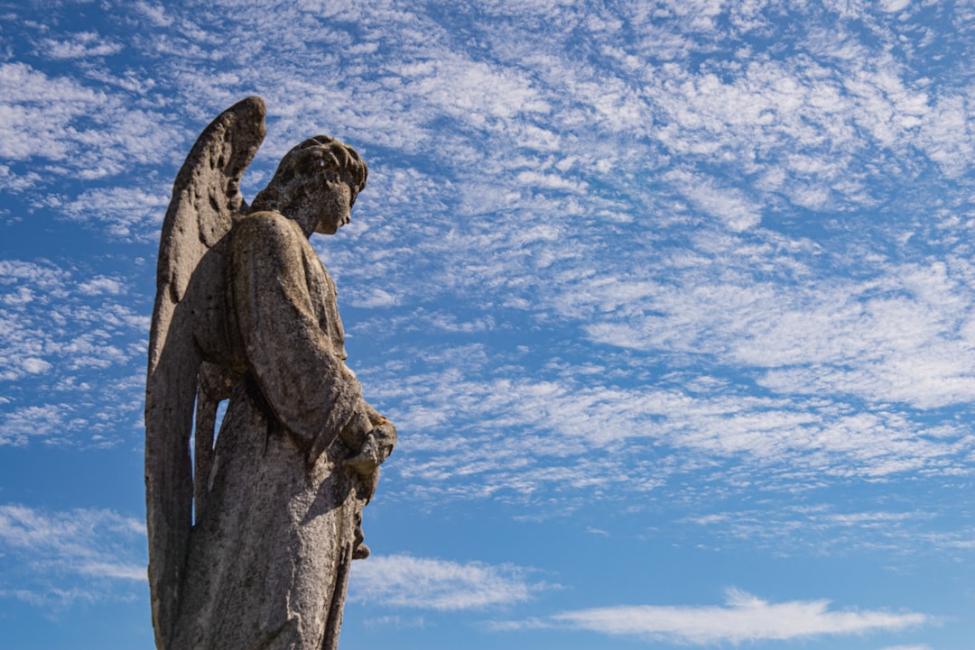 Bir kişinin meleklerle konuşmayı hayal ettiği rüya sahnesinin görsel tasviri