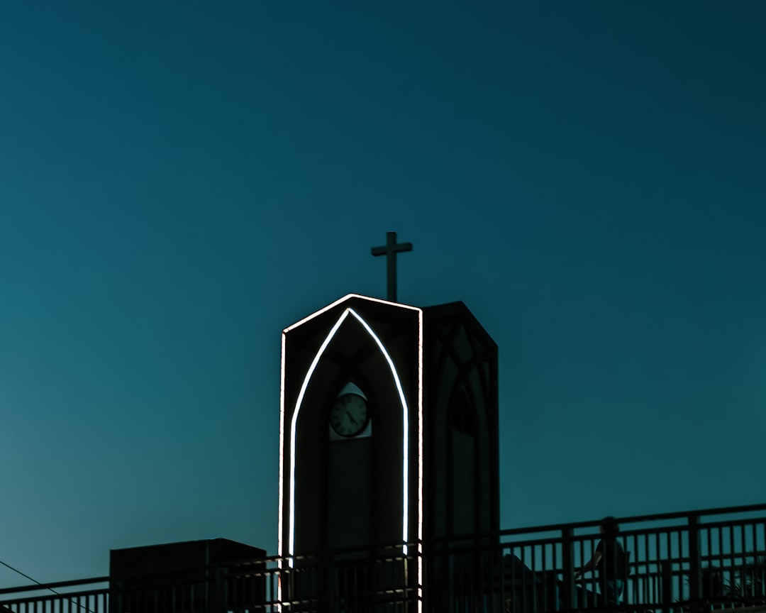 Rüya tabirinde kilise sembolunun açıkça gösterildiği görsel