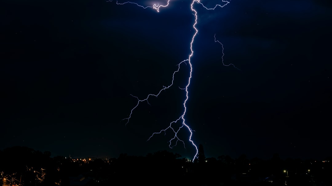Rüyada Yıldırım Görmek Ne Anlama Gelir? İçsel Uyarılar ve Hızlı Değişimler