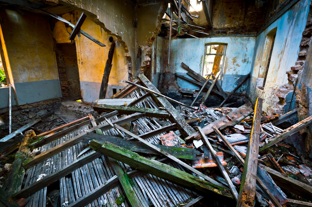 Rüyada evde su taşıması temasını görsel olarak destekleyen iç mekan manzarası