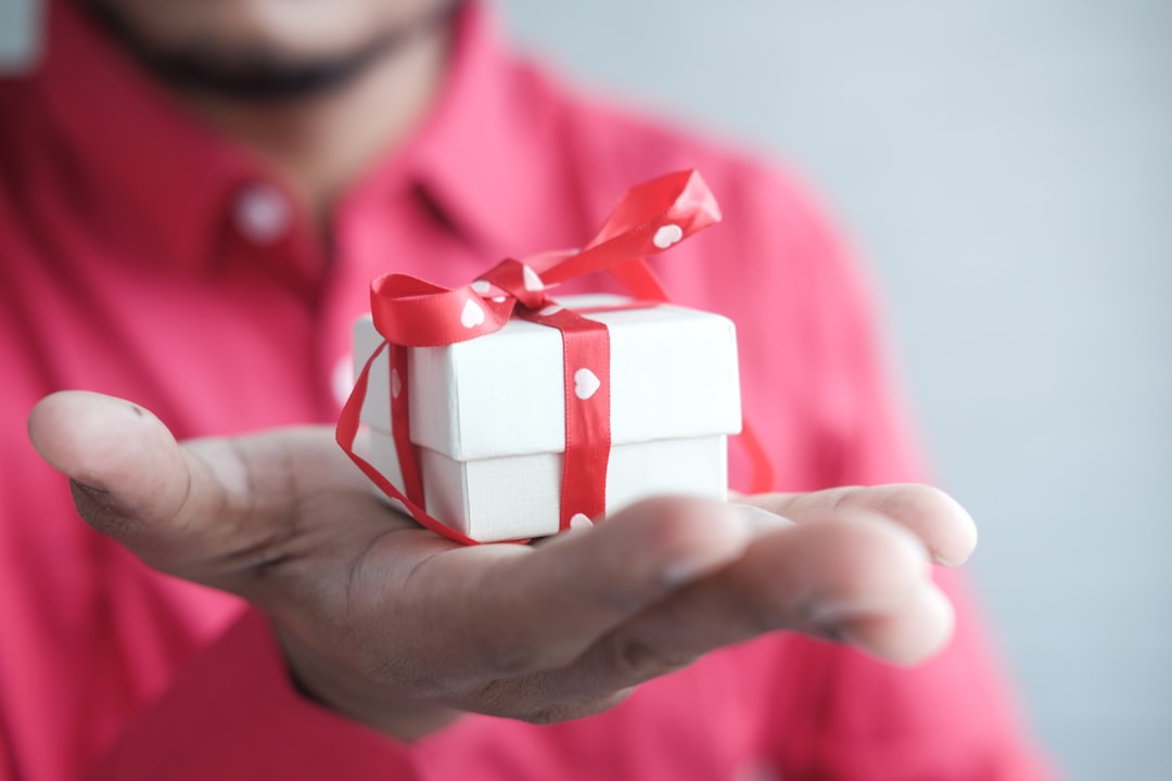 Bir kişinin paketli hediyeyi incelerken rüya sahnesi