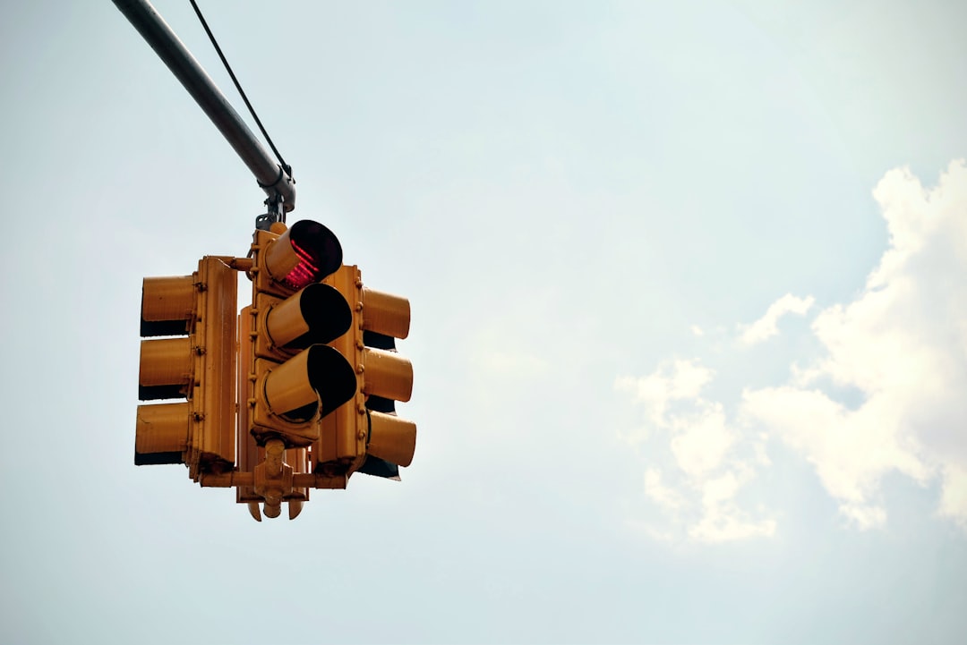 Bir kişinin rüyasında trafik ışıklarını inceleyen yol gösterici sahne