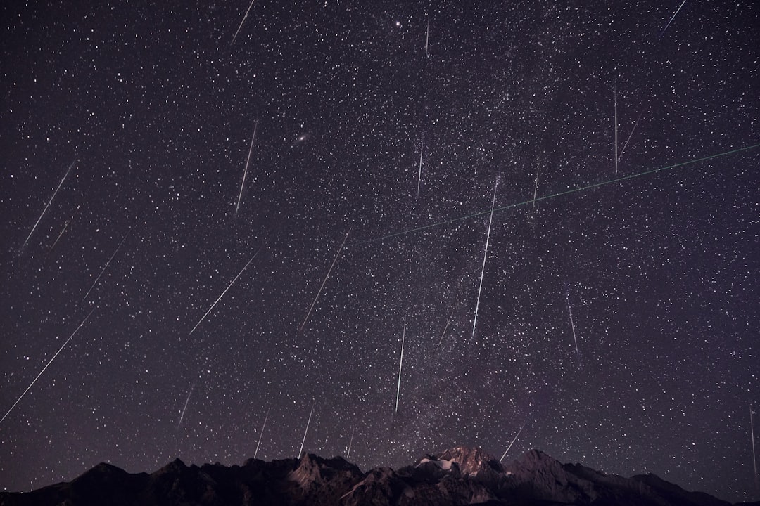 Kişinin gökyüzünde meteor gördüğünü rüyaladığını gösteren görsel açıklaması