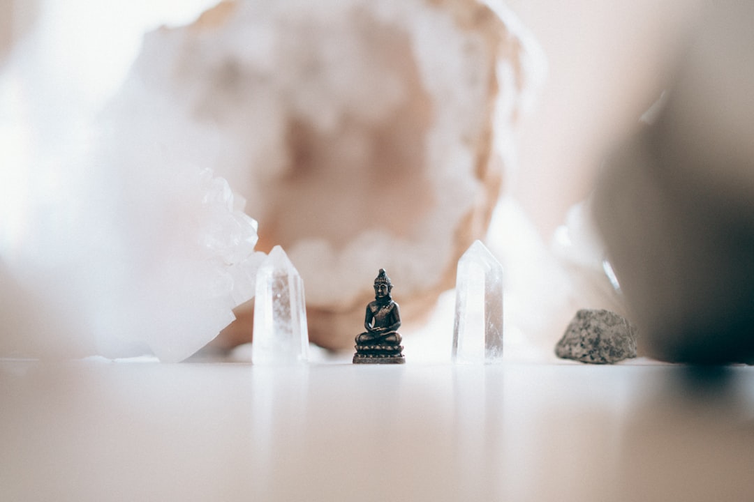 Rüya görsellerinde Feng Shui öğelerinin dengeli enerji simgeleriyle tasvir edildiği sahne