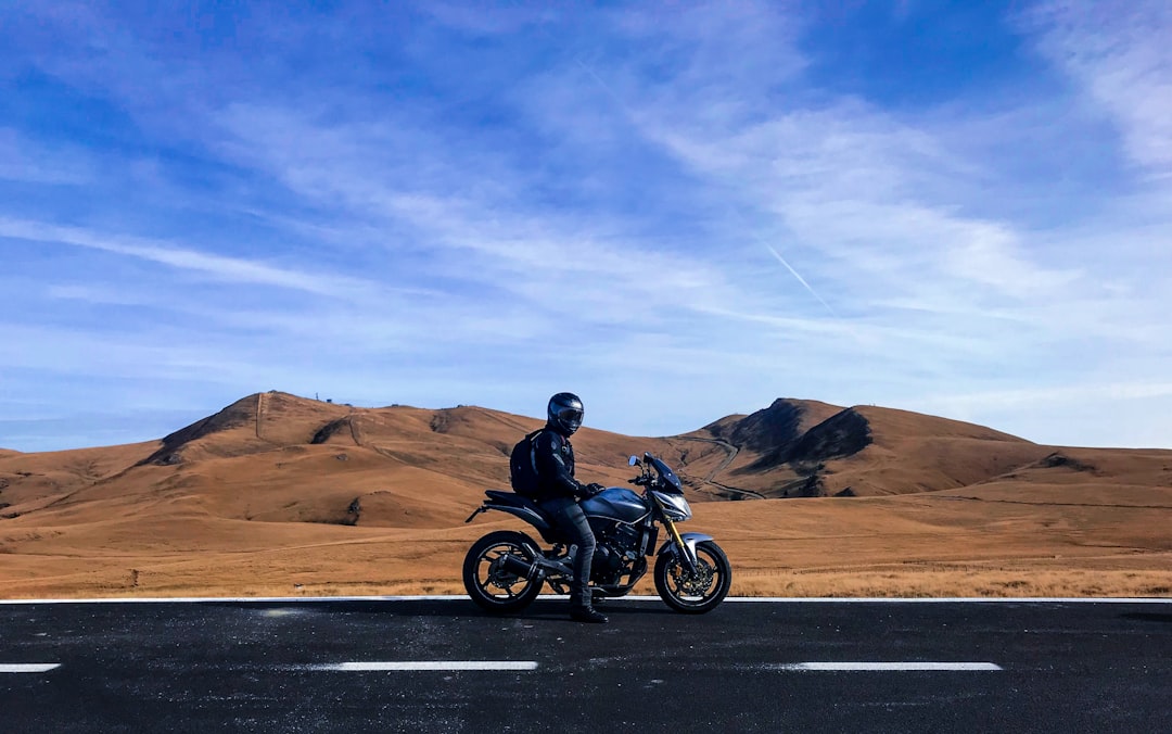 Rüyada motosiklet sürmek ne anlama gelir: özgürlük ve kontrol