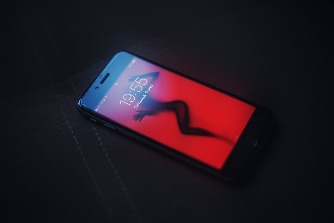 Rüyada telefon kaybetme konusunu betimleyen sembolik görsel