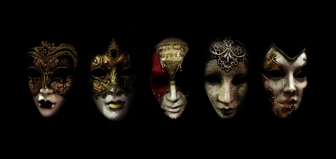Rüyalarda maske temasını gösteren theatrical mask ile ilgili görsel açıklaması